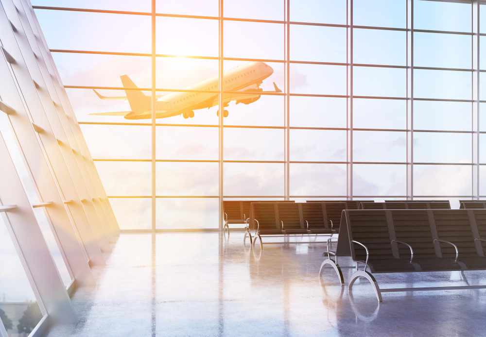 aereo che decolla dall'aeroporto