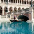 canale di venezia con gondola
