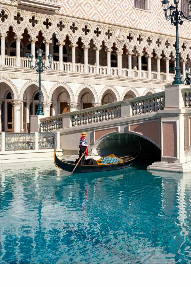 canale di venezia con gondola